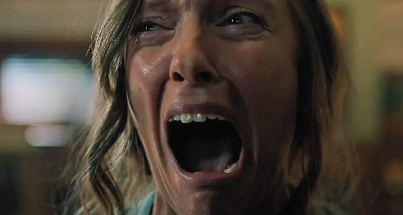 Un volto urlante, un'espressione di puro terrore. Le recensioni di Hereditary descrivono perfettamente questo momento di angoscia.