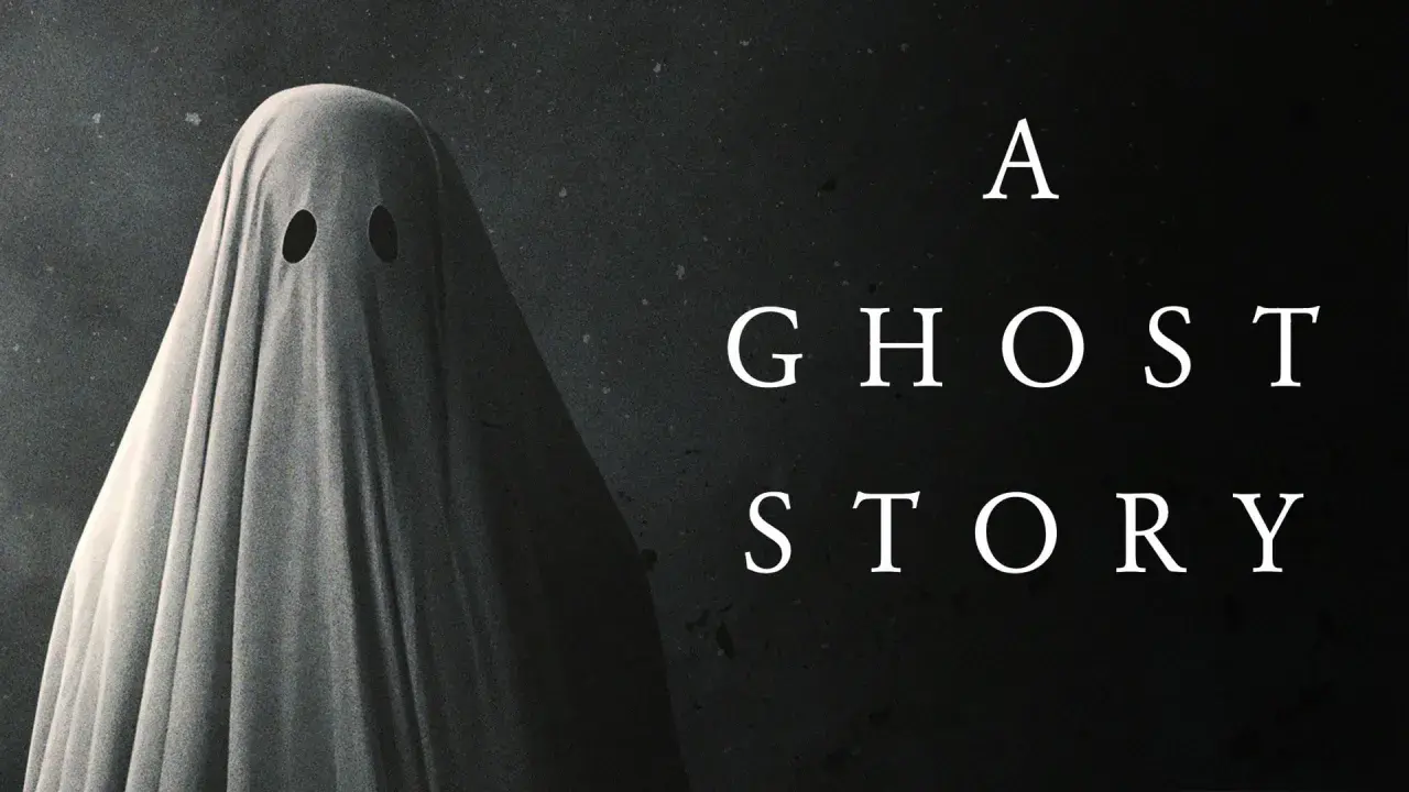 Un fantasma coperto da un lenzuolo con due buchi per gli occhi, con il titolo "A Ghost Story" in bianco.