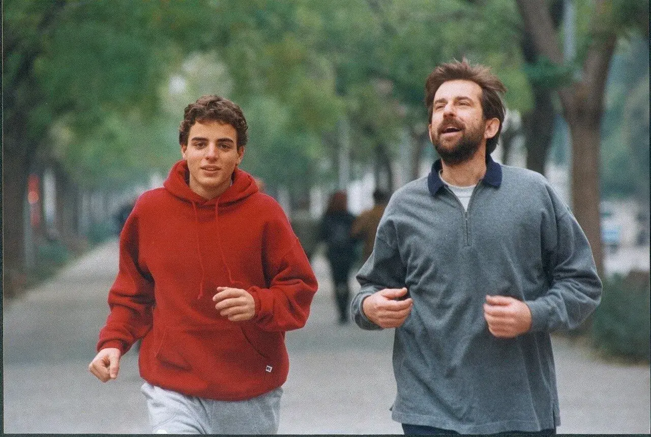 Due uomini corrono in un parco. Uno indossa una felpa rossa, l'altro una grigia. Forse stanno pianificando la trama della stanza del figlio.