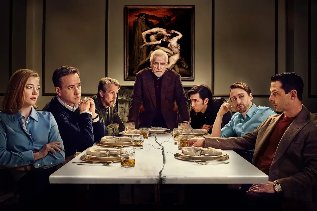 La famiglia Roy a tavola, un'immagine che riassume le recensioni di Succession: dramma, potere e tensioni.
