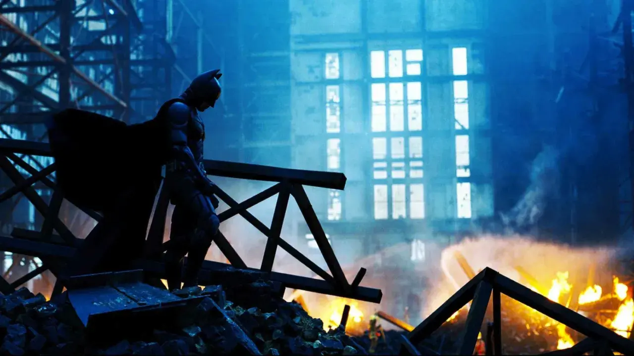 Batman osserva l'ospedale in fiamme, un'esplosione causata dal Joker ha devastato tutto.