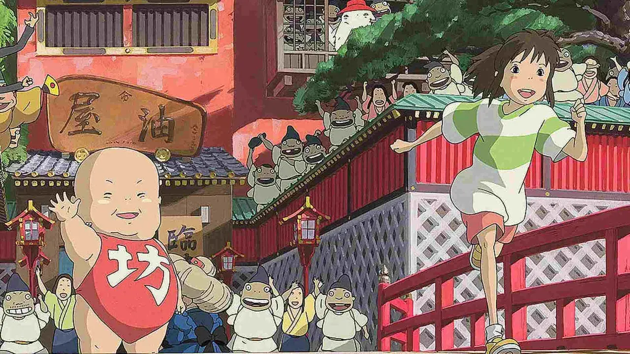 La città incantata recensioni: Chihiro corre felice tra creature fantastiche e un bambino paffuto in un'ambientazione vibrante.