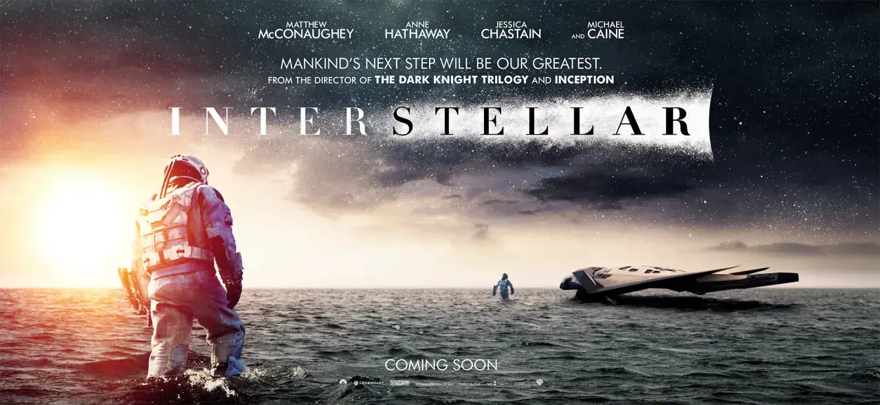 Un astronauta emerge dall'acqua, guardando verso un tramonto stellare. La locandina di Interstellar, un'epica avventura spaziale, promette una recensione da non perdere.