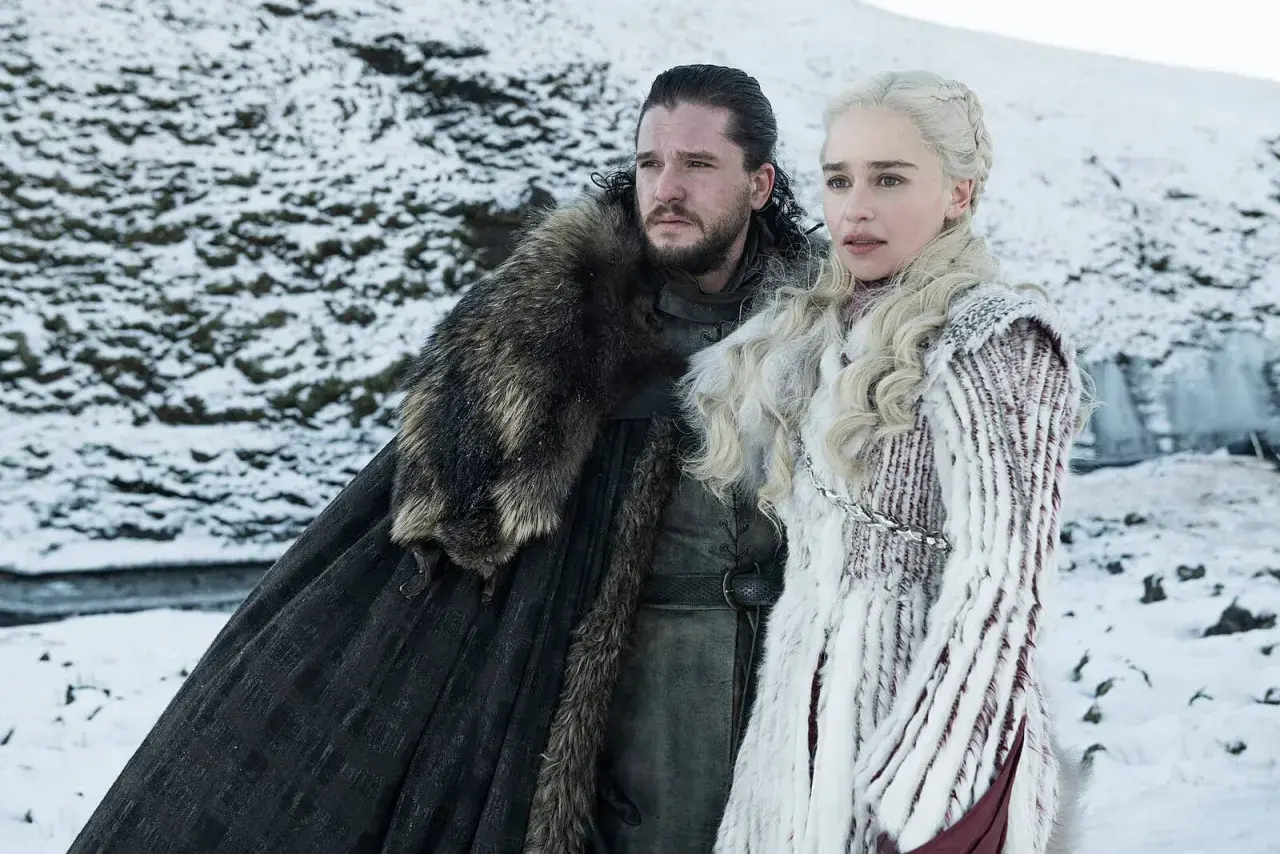 Jon Snow e Daenerys Targaryen in un paesaggio innevato. La loro storia epica, con la durata episodi di Game of Thrones, è indimenticabile.