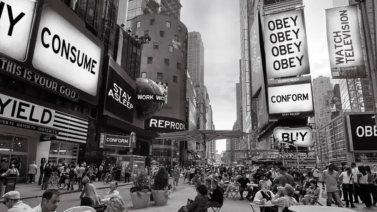 Times Square, un monito di messaggi che urlano "Consuma", "Obbedisci", "Conformati". Essi vivono significato: un'eco di controllo nella folla.