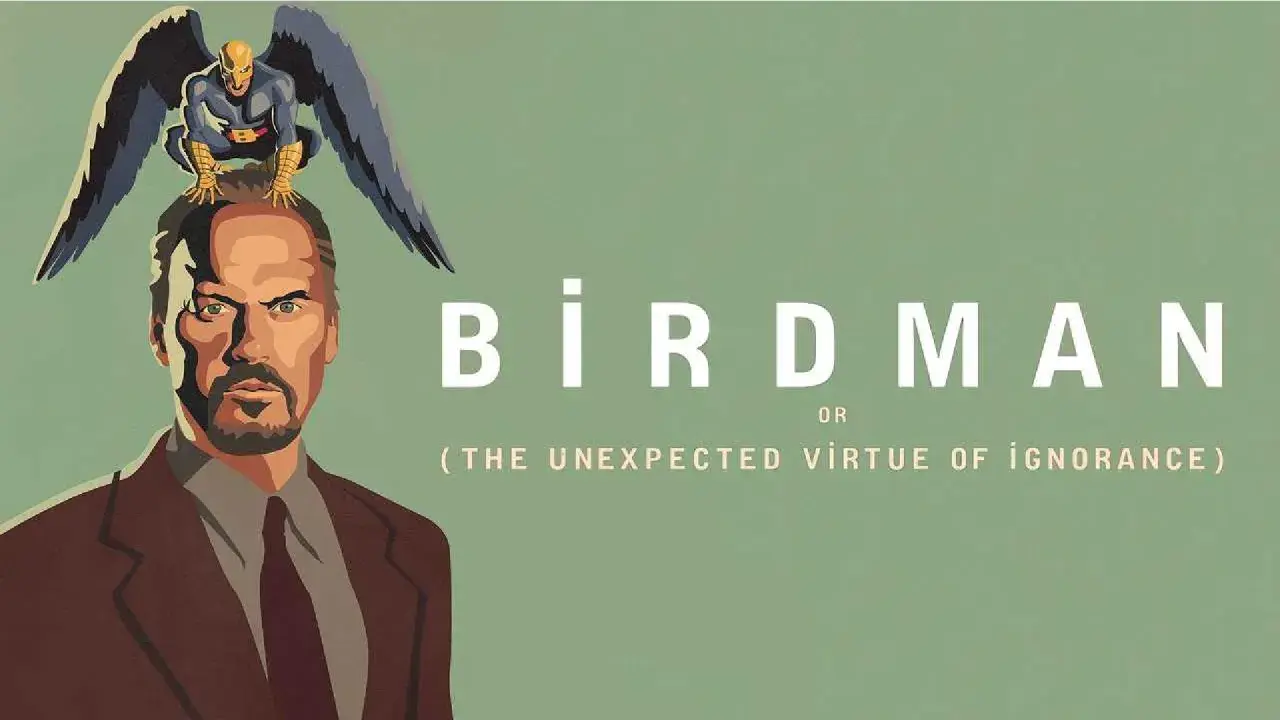Un uomo con un costume da supereroe alato sulla testa. Titolo: Birdman or (The Unexpected Virtue of Ignorance).