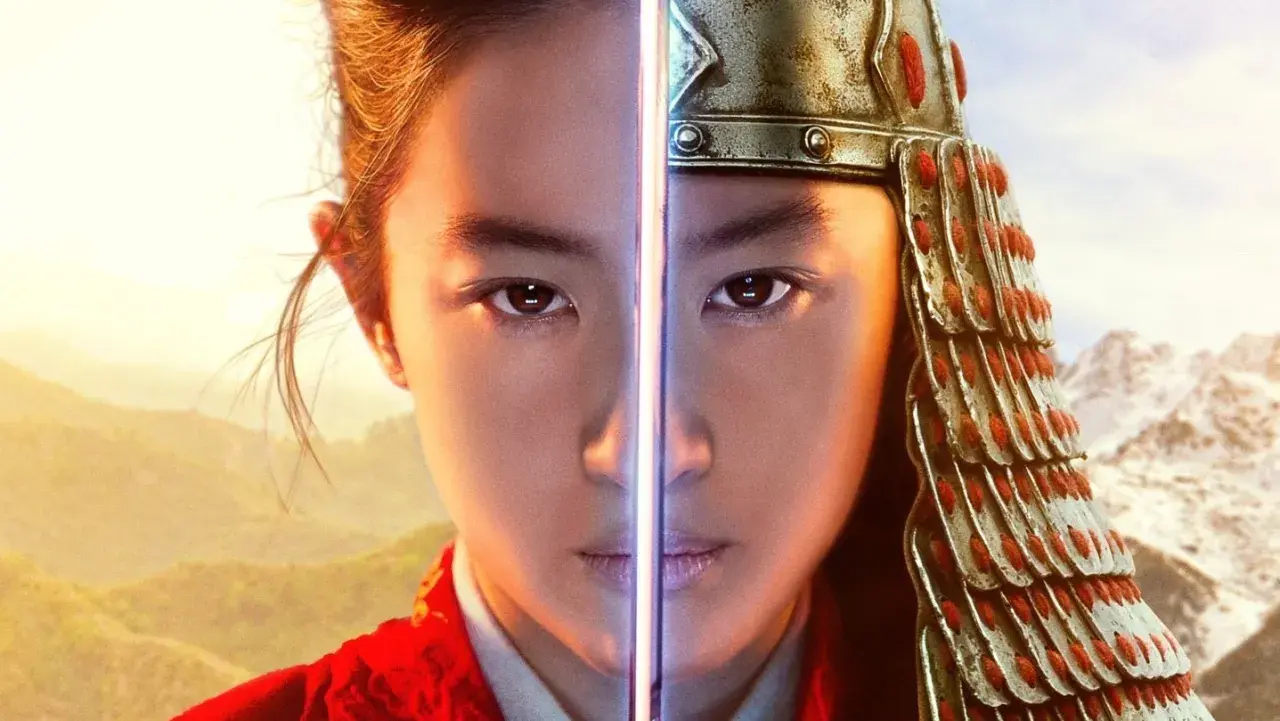Mulan oggi: il volto diviso tra la sua identità e l'armatura da guerriera, con paesaggi montani sullo sfondo.