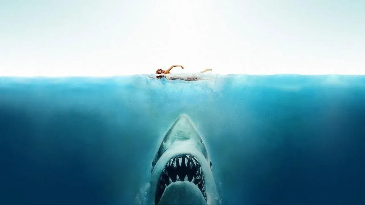 Un bagnante ignaro nuota in superficie, mentre un terrificante squalo si avvicina dal basso. Un'icona del cinema, un vero blockbuster di intrattenimento.