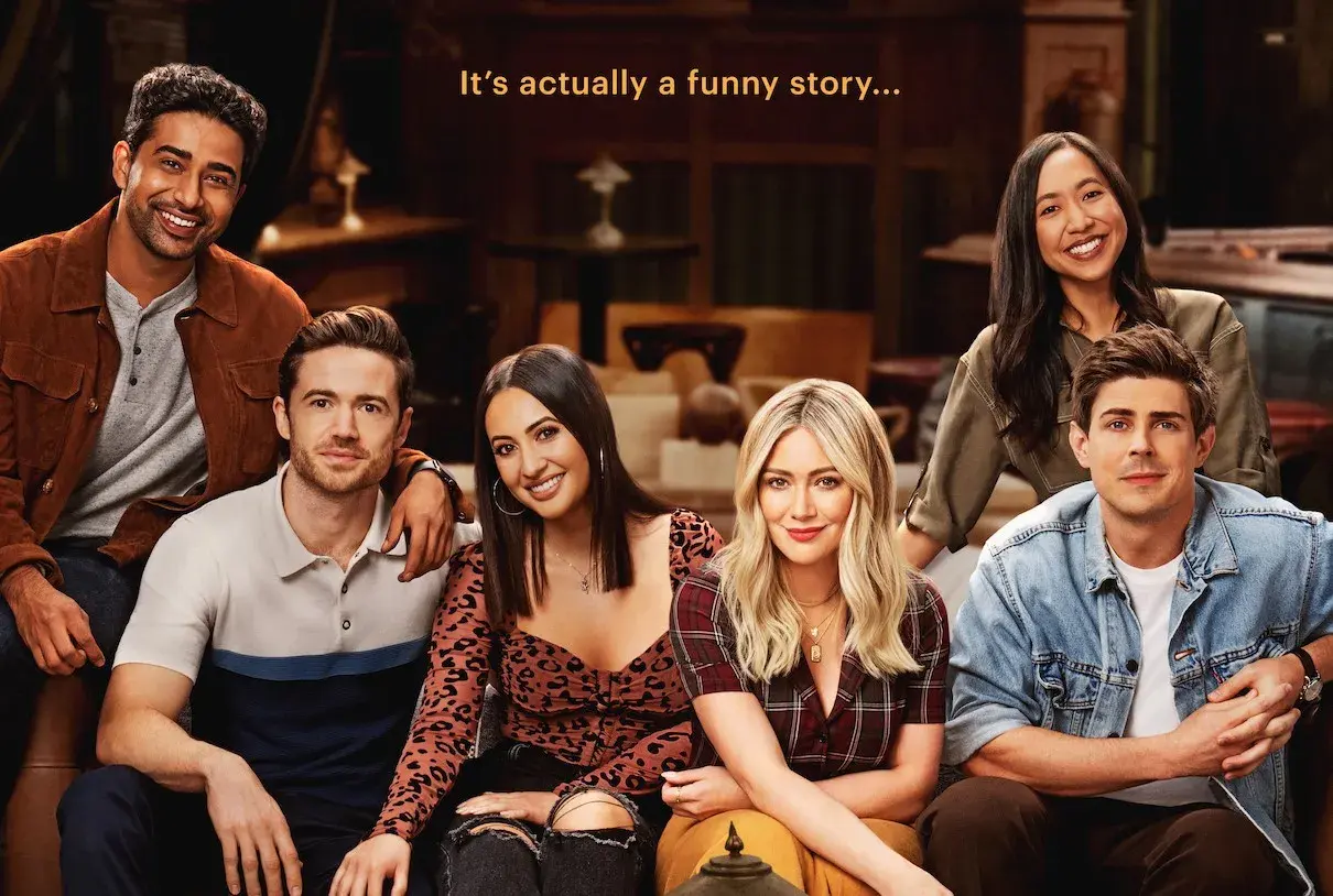 Il cast di How I Met Your Father, sei amici sorridenti seduti su un divano, pronti a raccontare una storia divertente.