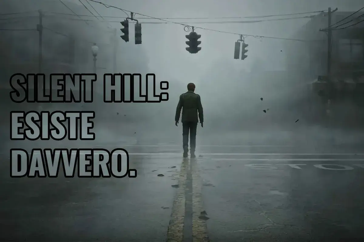 Uomo solitario in una strada nebbiosa, con semafori e testo "Silent Hill: Esiste Davvero".