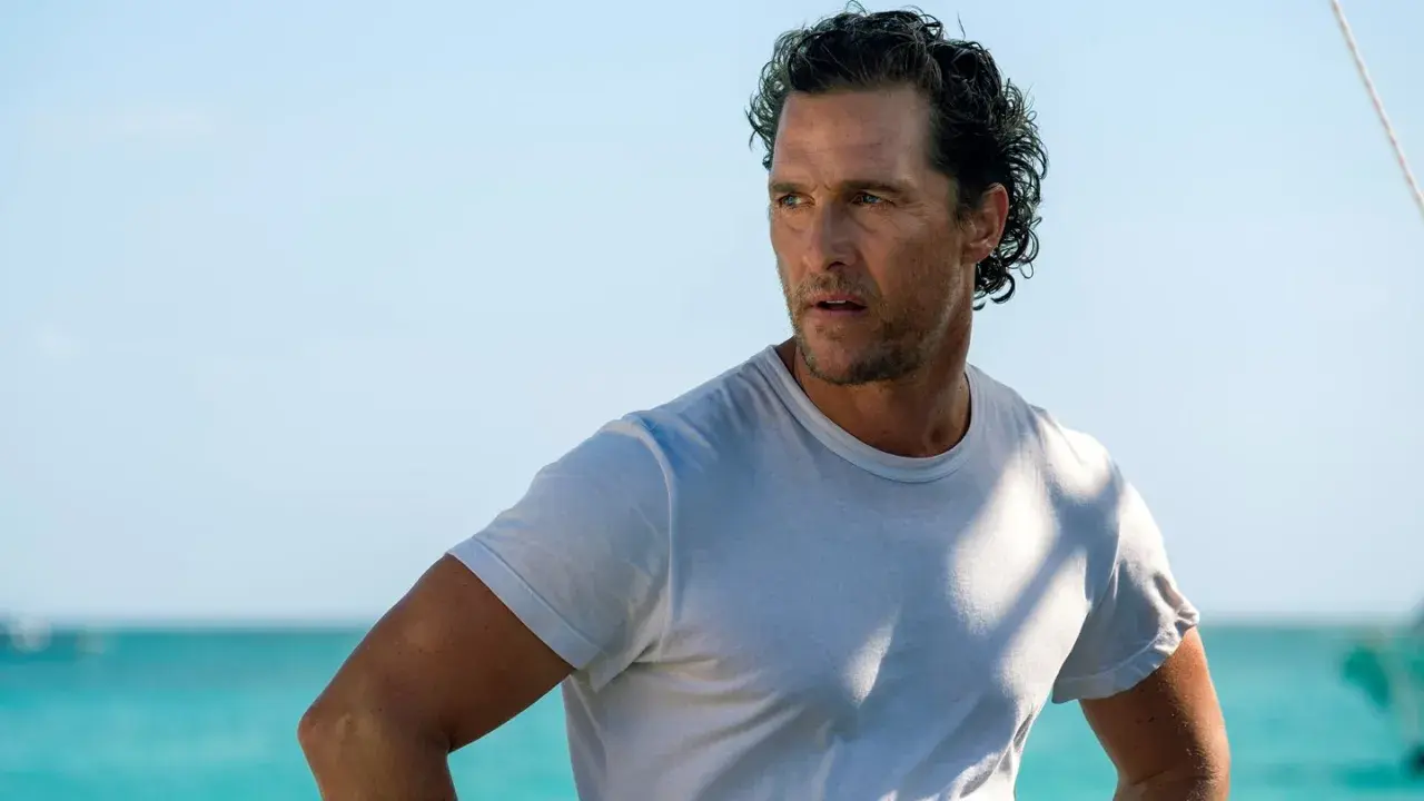 Matthew McConaughey, con sguardo intenso, su uno sfondo marino. Le recensioni per "Serenity - L'isola dell'inganno" potrebbero descrivere questa scena.