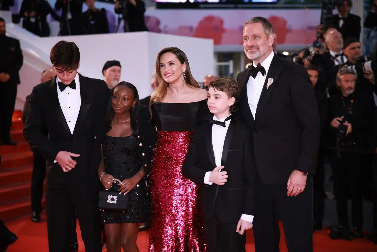 La famiglia di Jayne Mansfield, con i suoi figli, posa sul red carpet.