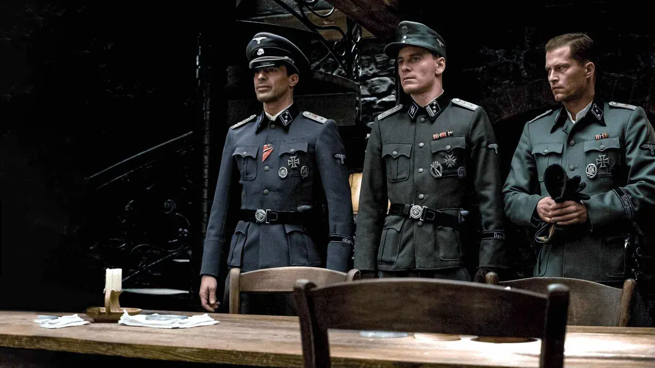 Tre ufficiali nazisti in uniforme, un'immagine che evoca il significato di "bastardi senza gloria".