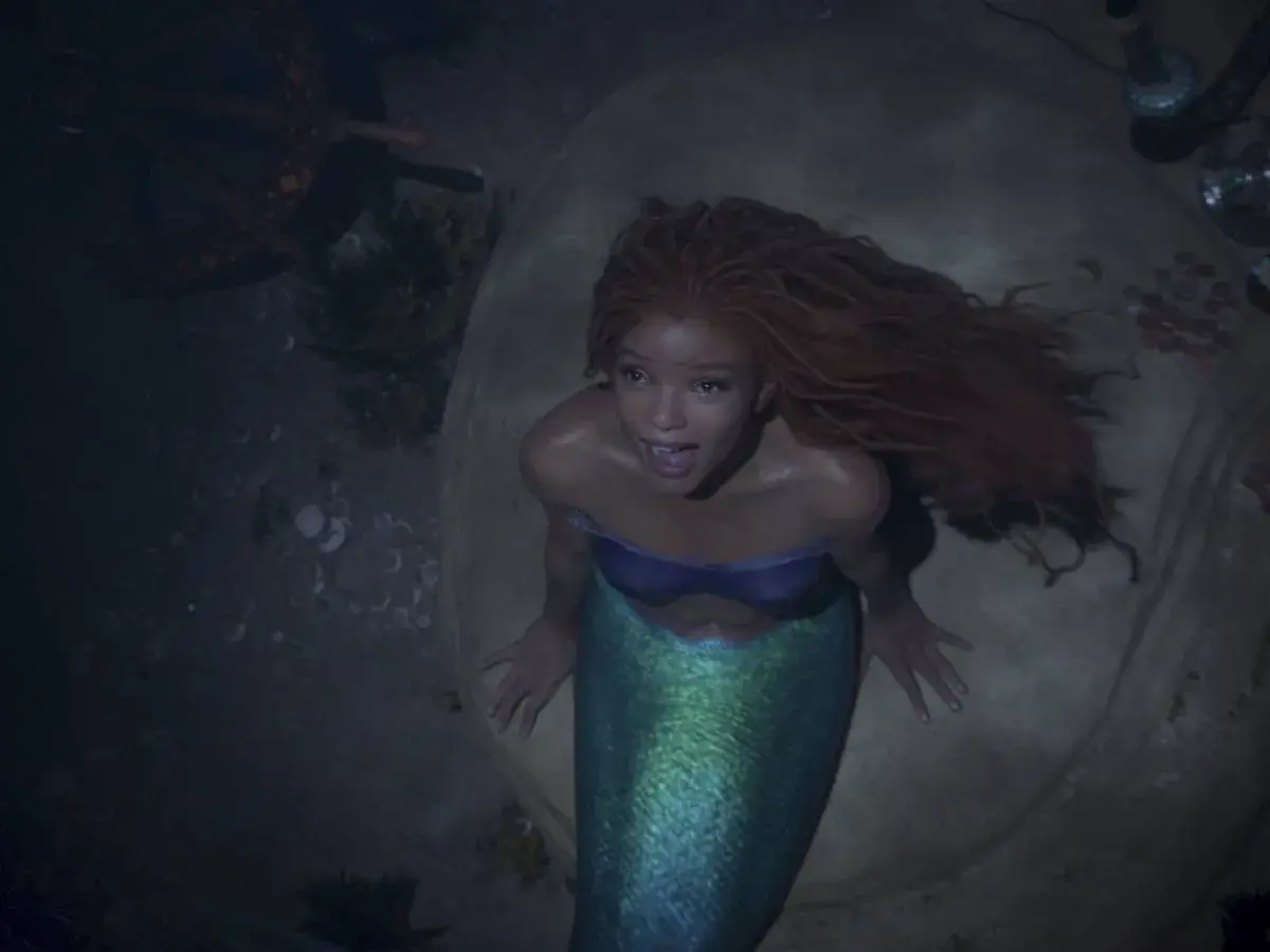 La sirenetta recensioni: Ariel, con la sua coda scintillante, emerge dall'acqua, un'immagine che cattura l'essenza della magia marina.