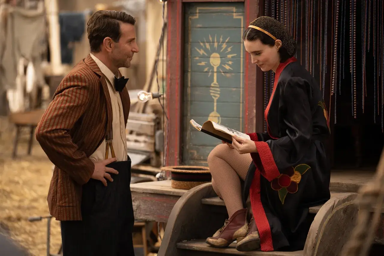 Uomo con giacca a righe e donna con vestito nero leggono un libro, forse la spiegazione de la fiera delle illusioni.