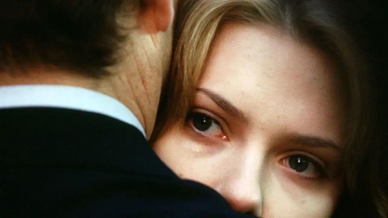 Un primo piano intenso di Charlotte, con un occhio lucido, abbracciata a Bob. La trama di Lost in Translation cattura la solitudine e la connessione inaspettata.
