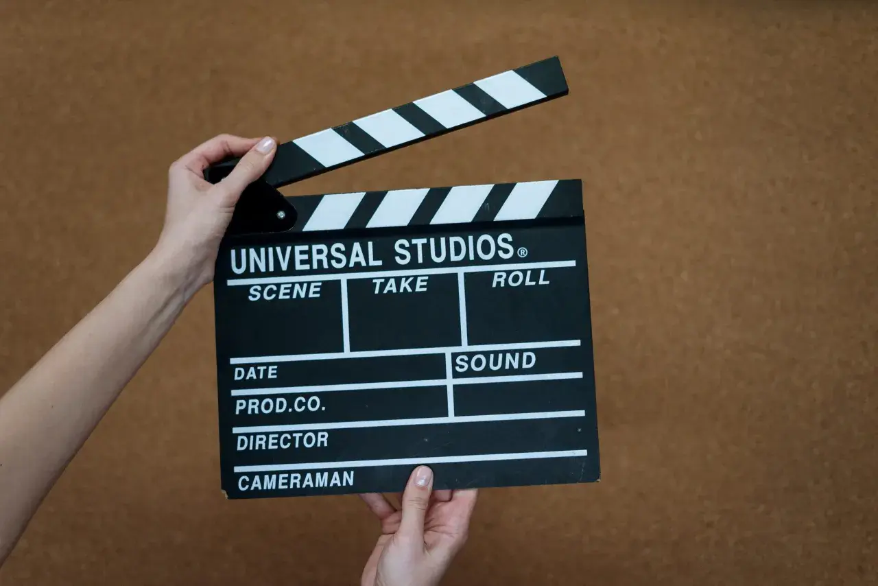 Mani che tengono una ciak Universal Studios, pronta per girare. Un vero cinefilo significato di inizio riprese.