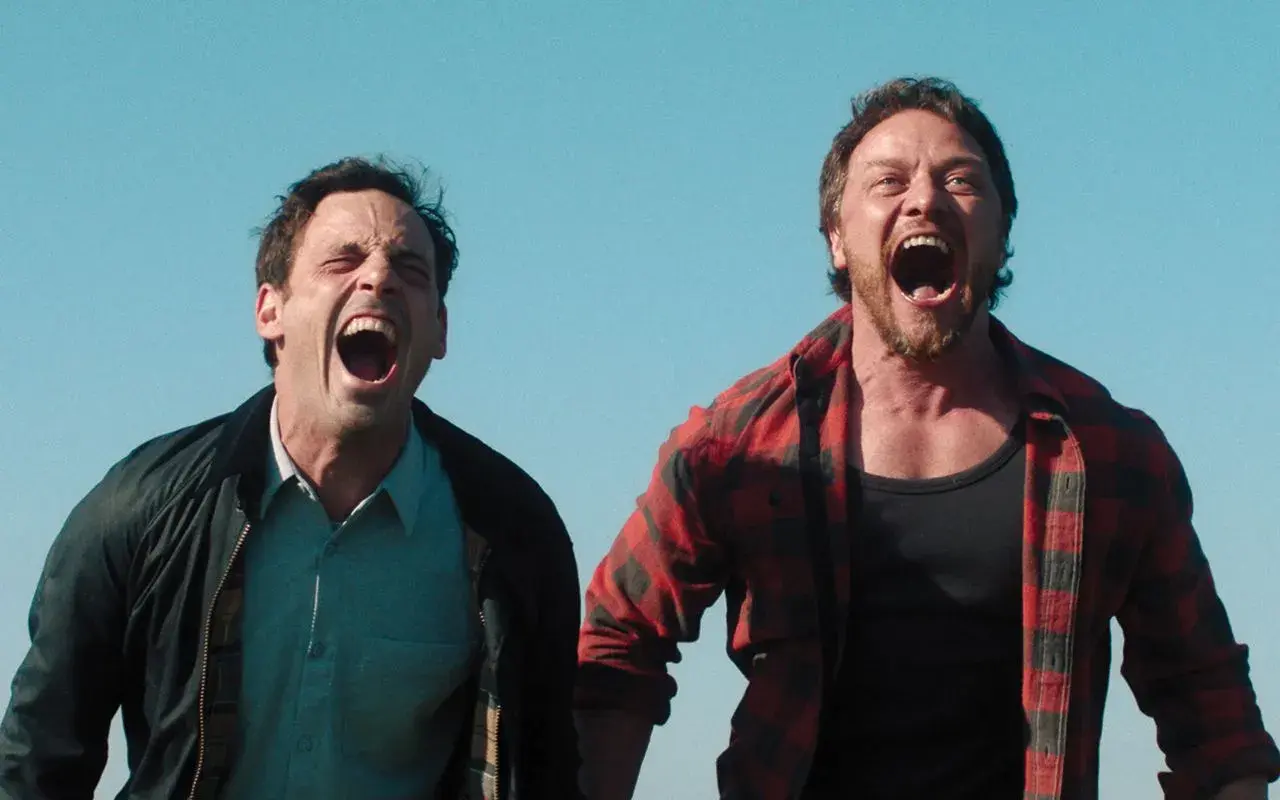 Il cast di Speak No Evil, due uomini urlano con le bocche spalancate sotto un cielo azzurro.