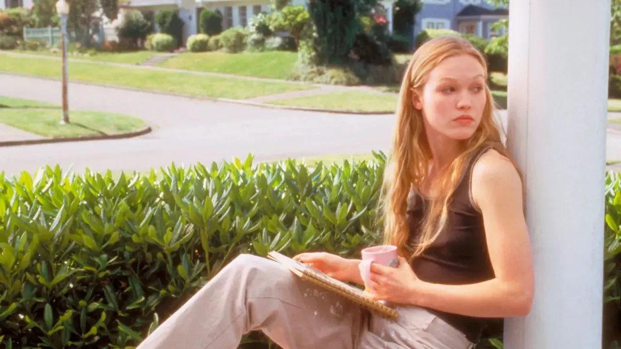Kat Stratford, protagonista di "10 cose che odio di te", con tazza e quaderno, riflette sul suo mondo.