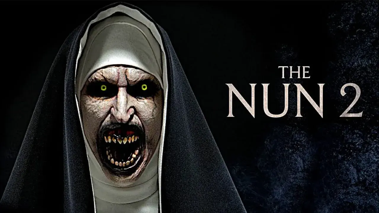 Il volto terrificante di una suora demoniaca, con occhi gialli luminosi e denti aguzzi, domina l'immagine. Il titolo "The Nun 2" suggerisce recensioni per questo film horror.