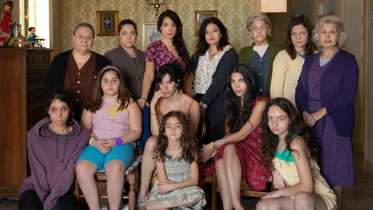 Le sorelle Macaluso, un ritratto di famiglia con donne di diverse età, ognuna con la sua storia.