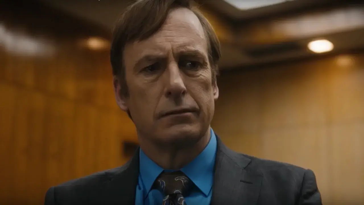 Jimmy McGill, protagonista di una **better call saul recensione**, con sguardo pensieroso e abito scuro.