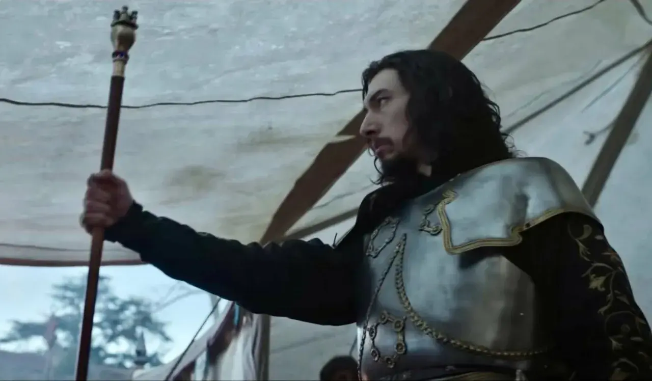 Adam Driver in armatura, con scettro, in una scena che ricorda le recensioni de "The Last Duel".