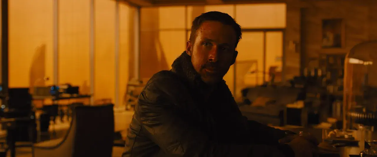 Ryan Gosling in un interno arancione, un momento chiave della **blade runner 2049 trama**.