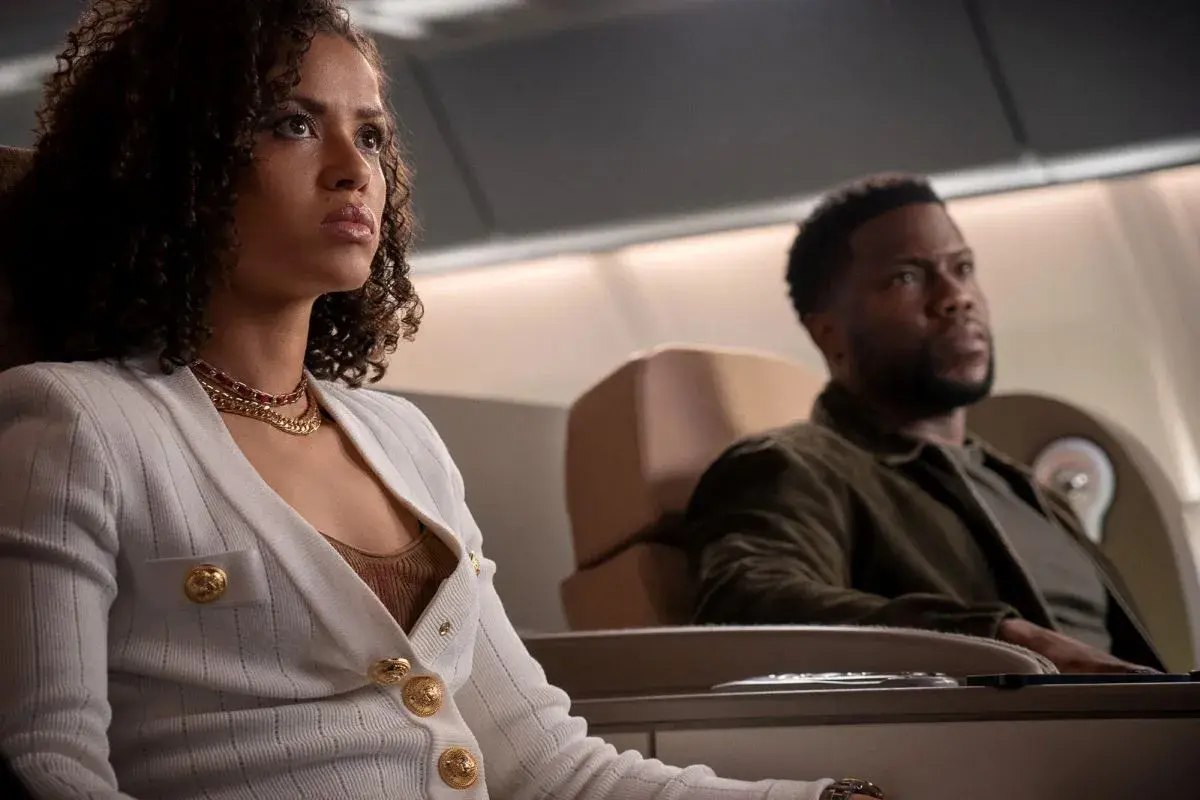 Il cast di Lift, Gugu Mbatha-Raw e Kevin Hart, seduti in aereo, sembrano pronti per un'avventura.