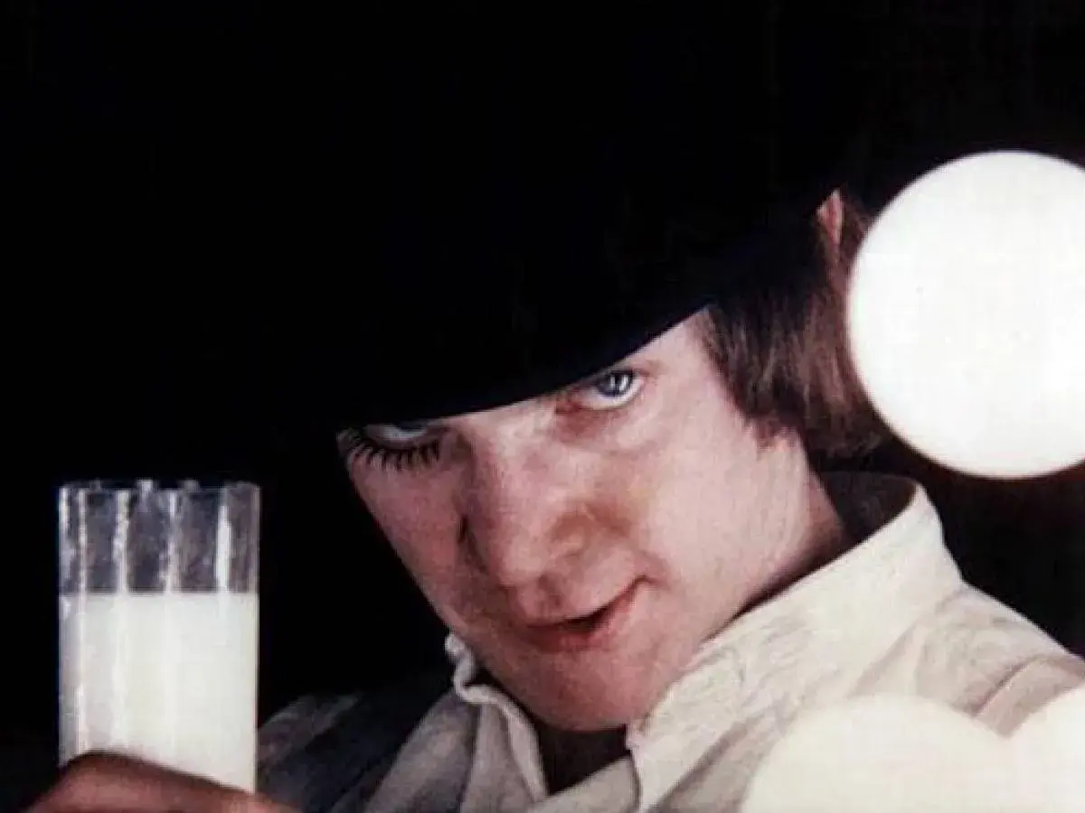 Alex con il suo bicchiere di latte, un'icona di Arancia Meccanica e della sua colonna sonora.