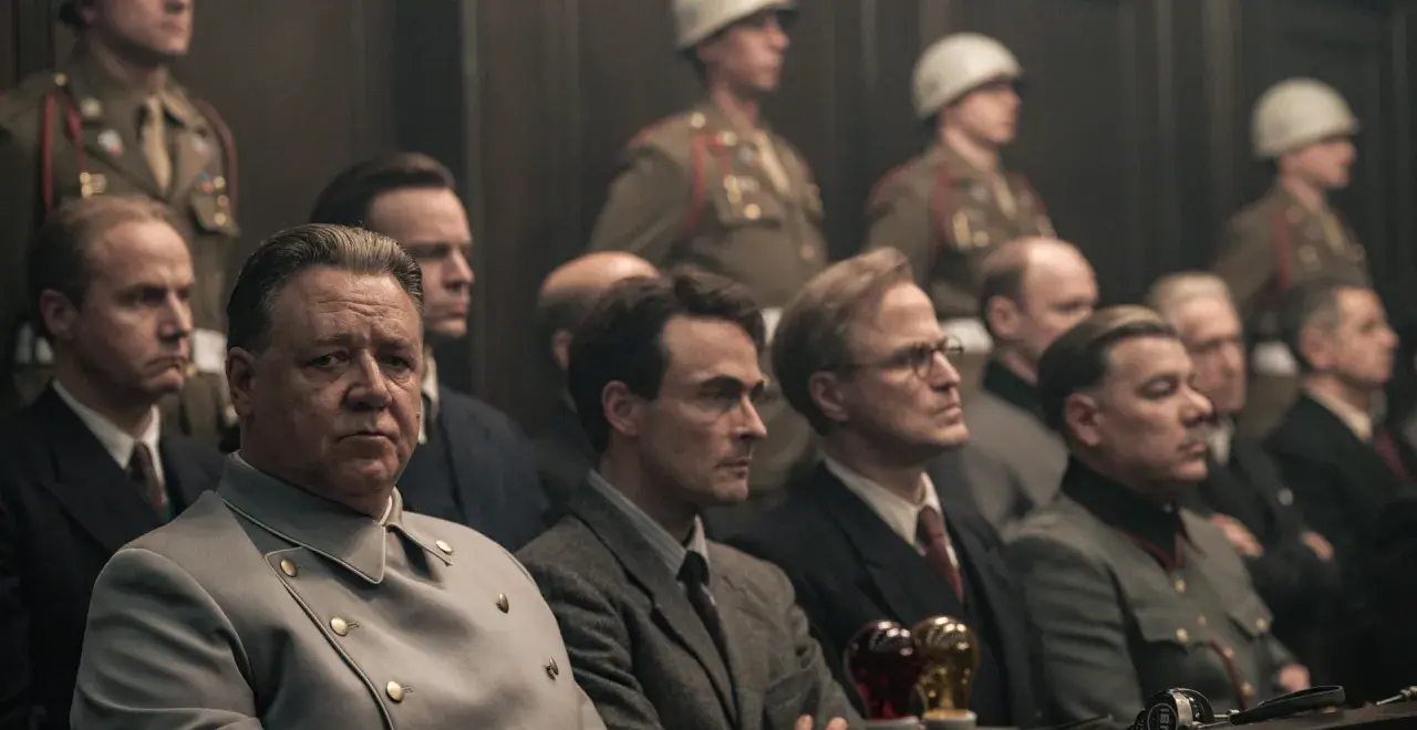 La recensione del film "Il processo ai nazisti" a Norimberga: uomini in uniforme e abiti civili siedono in un'aula di tribunale.