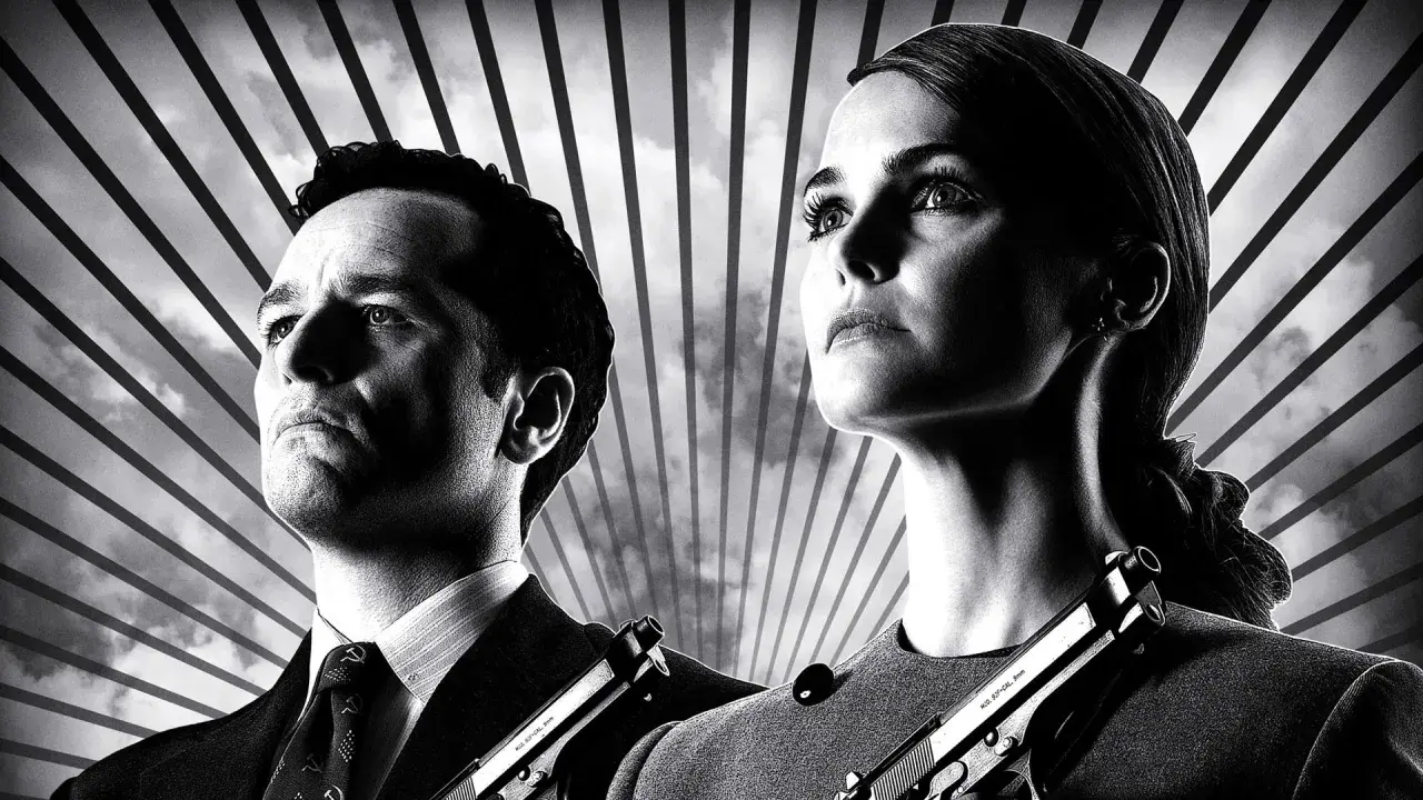 Philip e Elizabeth Jennings, protagonisti di "The Americans", con pistole pronte. Le recensioni della serie lodano la tensione e la recitazione.