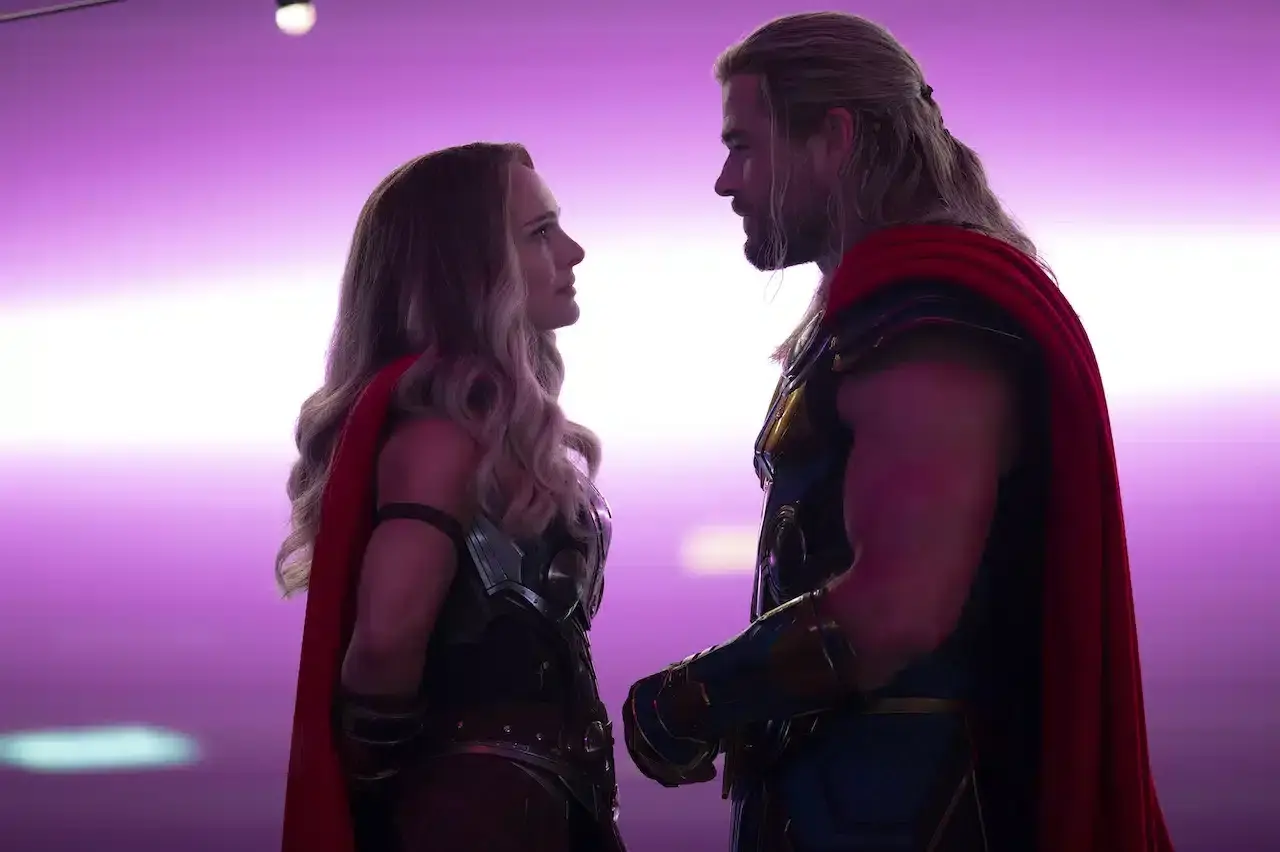 Thor e Jane si guardano intensamente, un momento chiave nelle recensioni di Thor Love and Thunder.