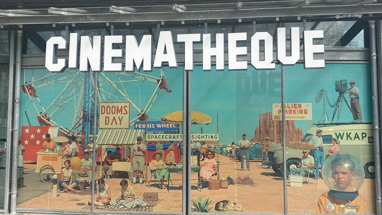 Un'installazione artistica per la Cinematheque, con un'atmosfera da fiera e un tocco di fantascienza, ricorda le opere di Jerskin Fendrix.