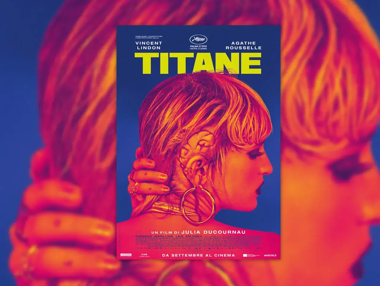 Locandina del film "Titane", Palma d'Oro a Cannes. Una spiegazione visiva intensa del film con Agathe Rousselle e Vincent Lindon.