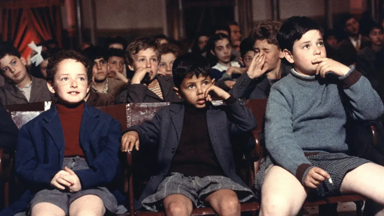 Bambini in sala, rapiti dalla magia del cinema, come in "Nuovo Cinema Paradiso" di Alfredo.