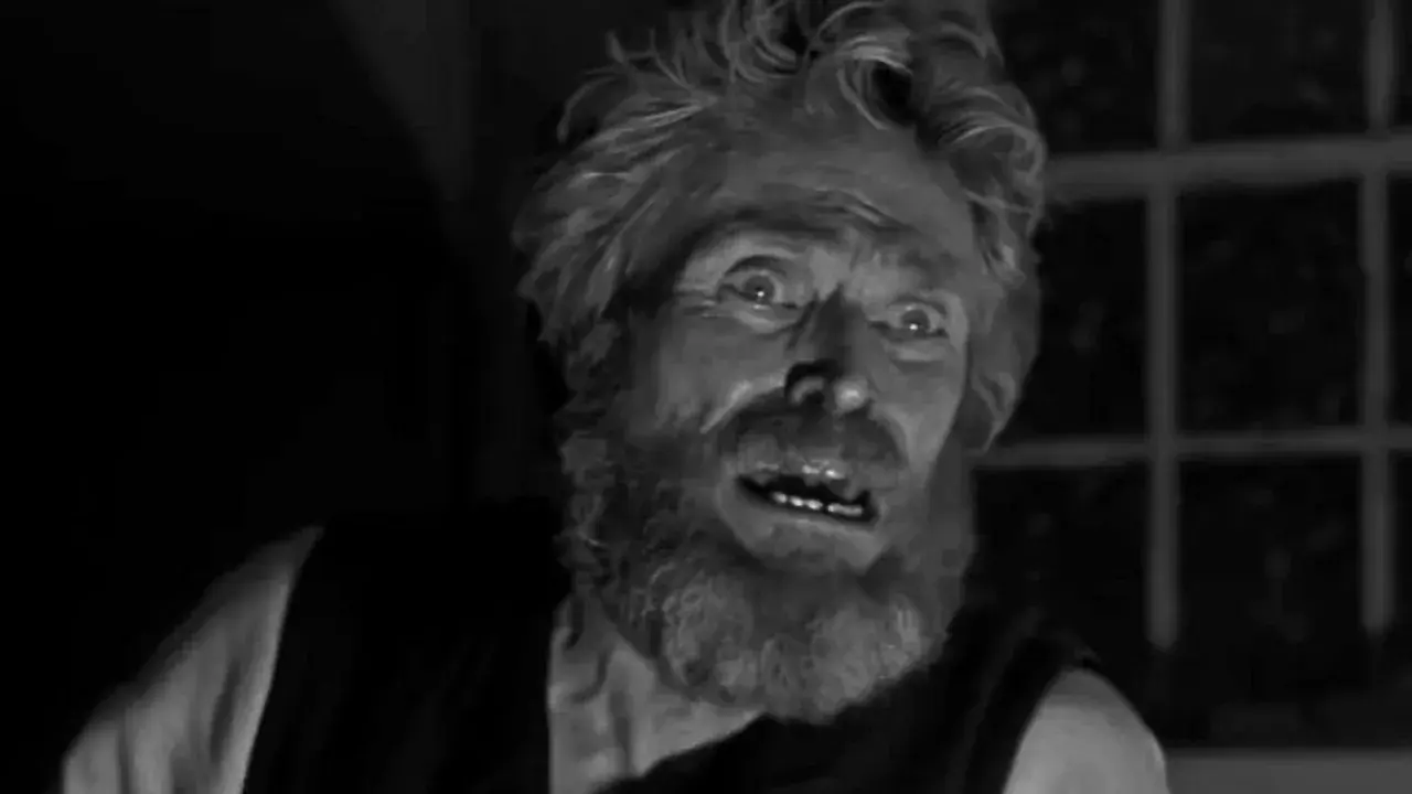 Un uomo con barba e capelli incolti, sguardo folle, forse una spiegazione del lighthouse.