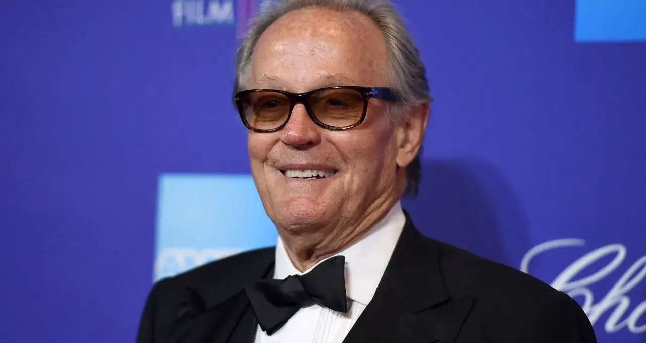 Peter Fonda sorride con occhiali scuri. La sua causa morte è stata un argomento di discussione.