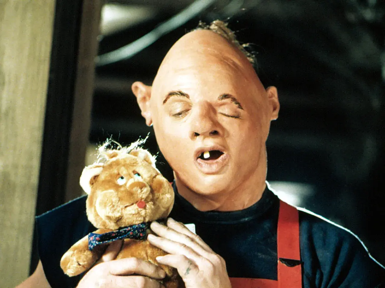 Sloth, membro della banda fratelli Goonies, abbraccia il suo orsacchiotto preferito, "Baby Ruth".