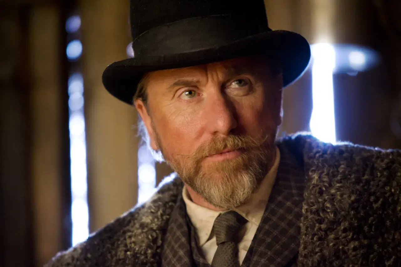 Tim Roth con cappello e barba, un personaggio enigmatico che fa pensare alle recensioni de "The Hateful Eight".