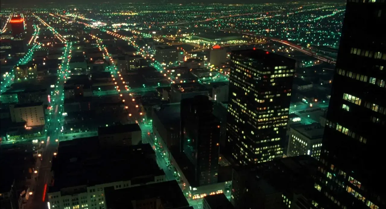 Luci urbane notturne, un paesaggio che evoca il **koyaanisqatsi significato**: vita caotica, squilibrio, mondo che va in pezzi.