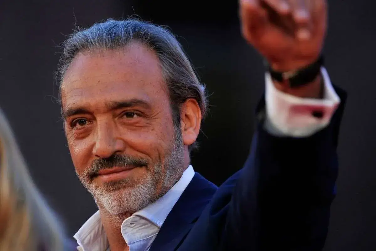 Luca Ward, con il suo carisma, ha segnato film e programmi TV. Qui saluta il pubblico, un'icona della sua carriera.