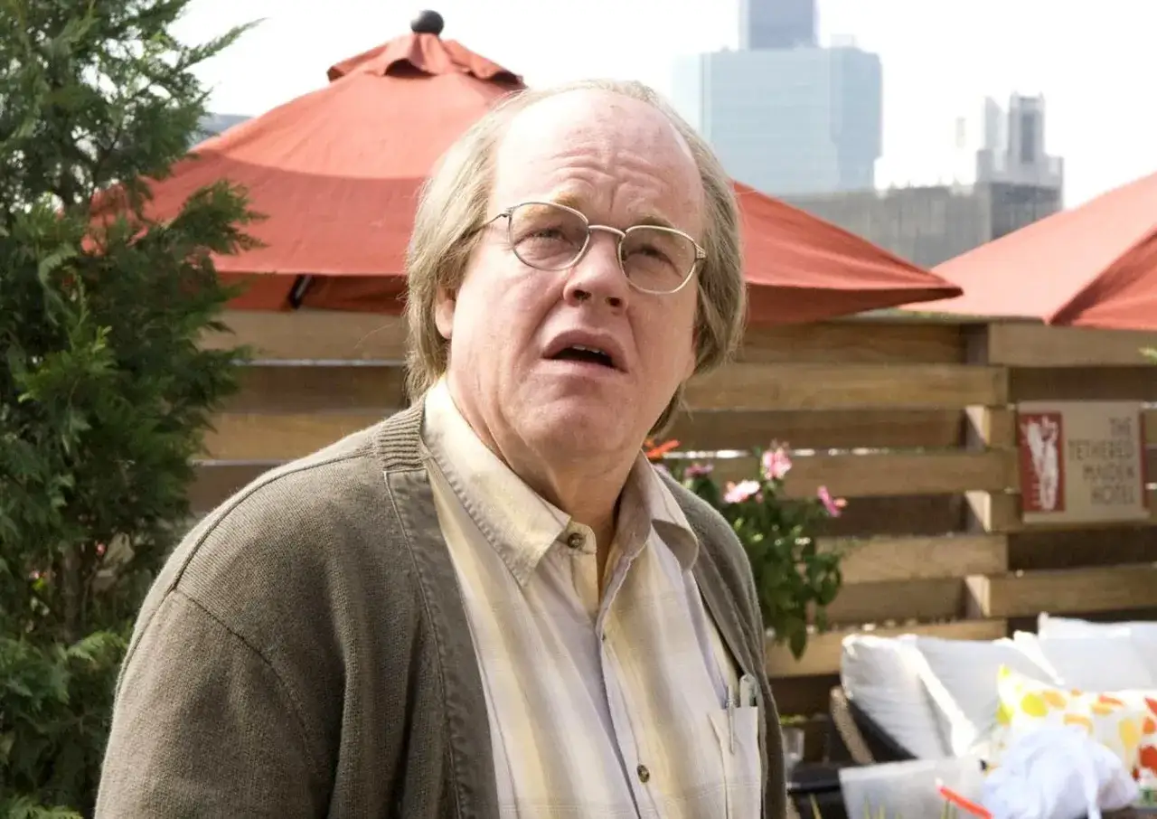 Philip Seymour Hoffman, in un momento di riflessione, forse pensando alla synecdoche New York spiegazione del suo personaggio.