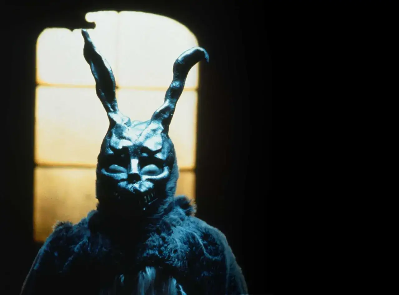 La maschera di Frank, il coniglio demoniaco, in una scena iconica di Donnie Darko. Una recensione che non dimentica.