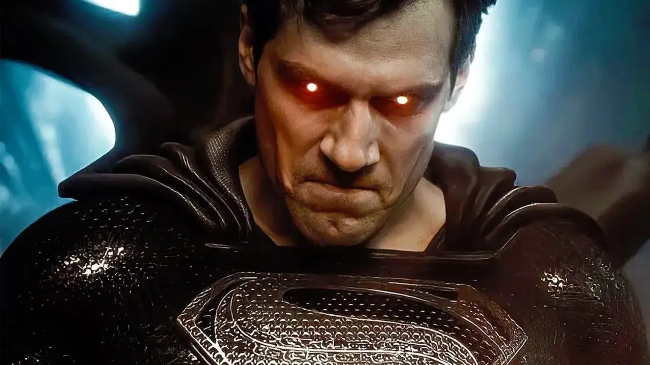 Primo piano di un Superman cattivo, con occhi rossi incandescenti e un'espressione minacciosa. Il costume nero e il mantello suggeriscono un lato oscuro del supereroe, come in un film.