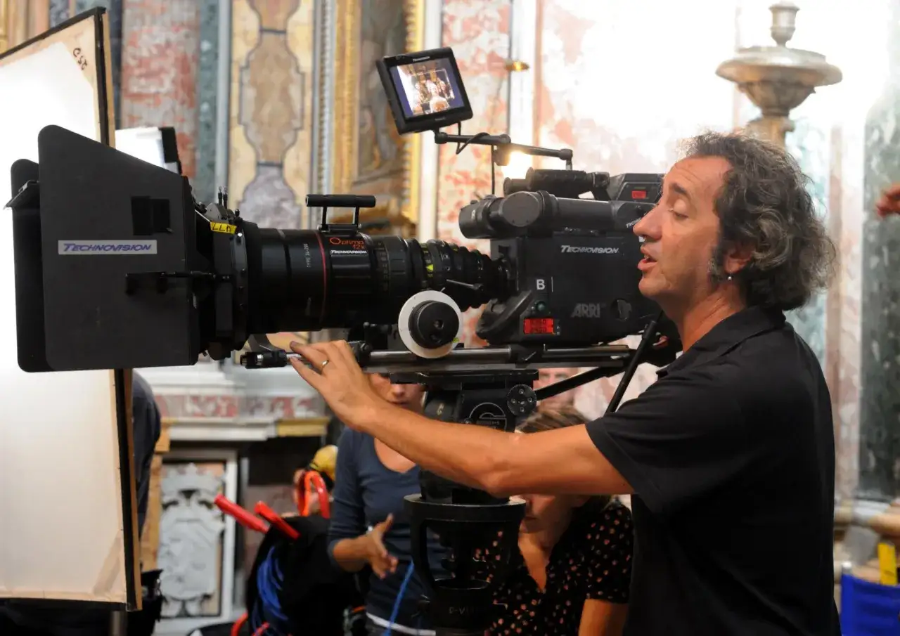 Regista con cinepresa professionale, un'immagine che cattura l'essenza del film d'autore significato, tra tecnica e visione artistica.