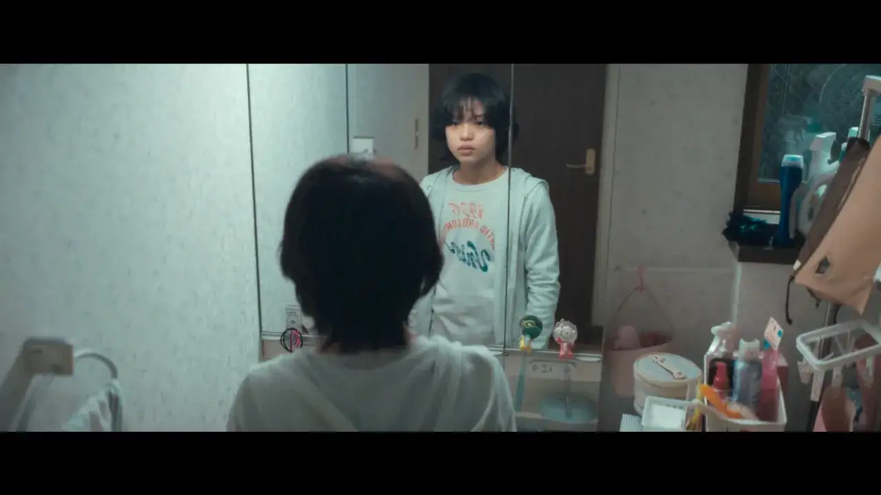 Ragazzo si guarda allo specchio, pensieroso. Le sue espressioni potrebbero ispirare recensioni di un vero monster.