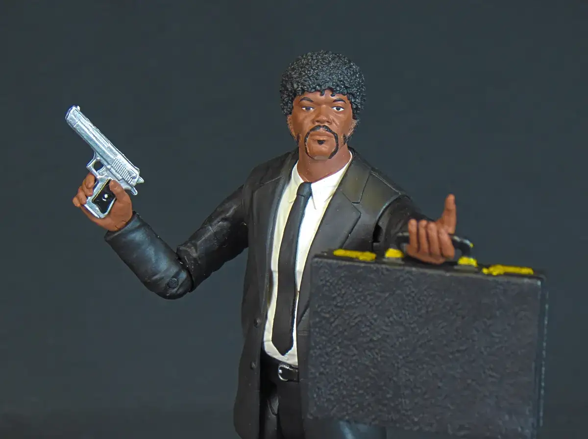 Action figure di Samuel L Jackson in Pulp Fiction, con pistola e valigetta.