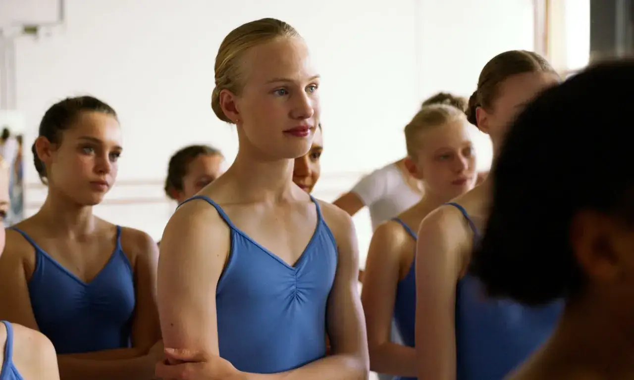 Giovani ballerine in un film: la storia vera di una ragazza che insegue il suo sogno.