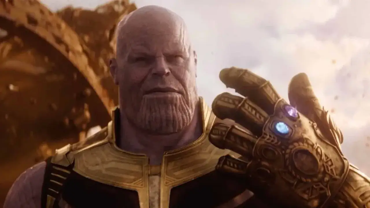 Thanos, il Titano Pazzo, con il Guanto dell'Infinito completo, mostra la sua forza ineluttabile.